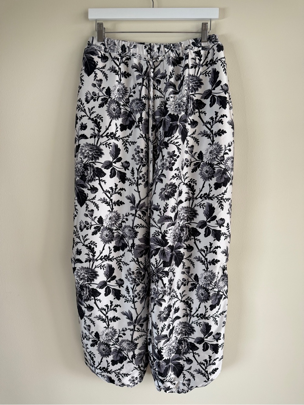 Maeve by Anthropologie Floral Silky Parachute Pants Black White Size M - Picture 3 of 12